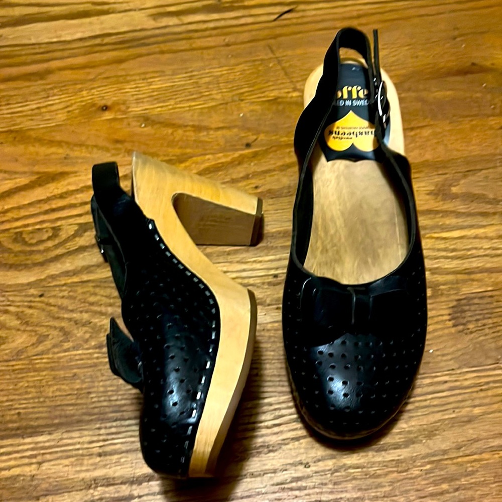 Lightly worn unique bow Swedish hasbeens. Leather sling back healed clog